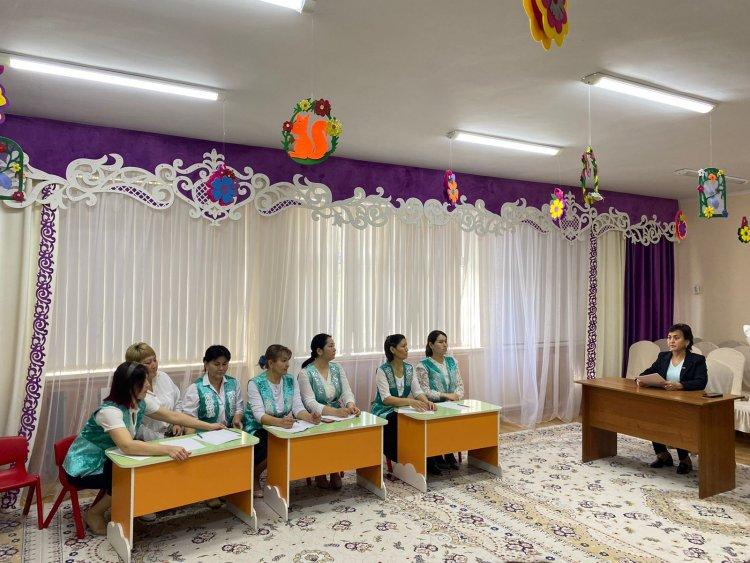 Бөбекжай-бақшасының сыбайлас жемқорлыққа қарсы нұсқаулықпен қызметкерлерді таныстыру